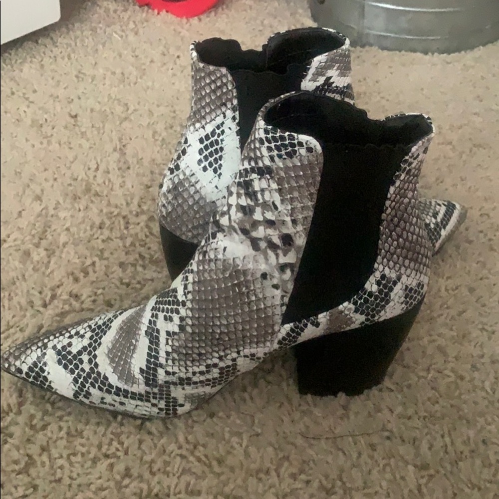 Pointed toe snakeskin boots
